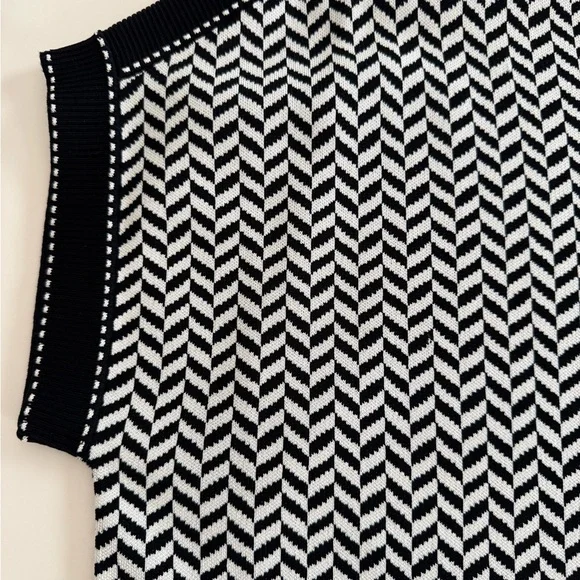 Carolina Herrera Luxury Black and Cream Generous Fit Patterned Top LIKE NEW - Picture 4 of 7